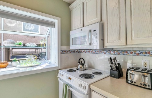 North End Condo | Coconut Cove: ACROSS from beach + boardwalk + parking w/Full Linen Service!