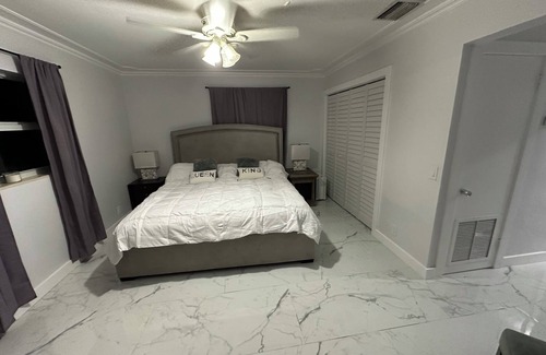 Lake Worth Corridor Resort | Coconut Trail Resort-Family-Friendly Bamboo retreat w/pool, hot tub outdoor bar