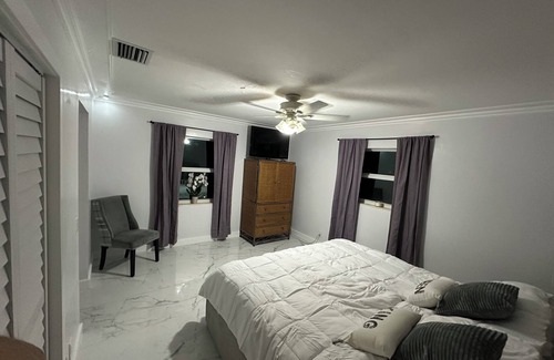 Lake Worth Corridor Resort | Coconut Trail Resort-Family-Friendly Bamboo retreat w/pool, hot tub outdoor bar