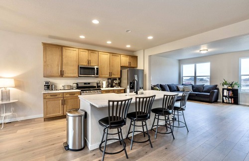 Colorado Springs House | CoffeeBar/Garage/TempurpedicBeds/ModernHome/CloseToAirport/NearBase