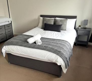 Colchester House | Colchester Retreat 4br 2bath Ample Street Parking