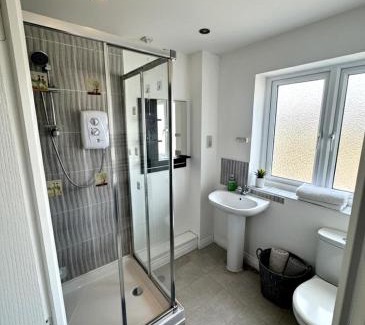 Colchester House | Colchester Retreat 4br 2bath Ample Street Parking