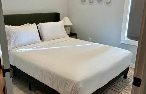 Newark Apartment | Collect3 2BR 1BA Close to Train and NYC