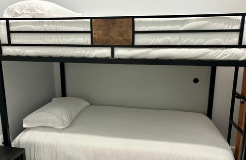 Newark Apartment | Collect3 2BR 1BA Close to Train and NYC