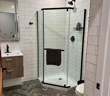 Newark Apartment | Collect3 2BR 1BA Close to Train and NYC
