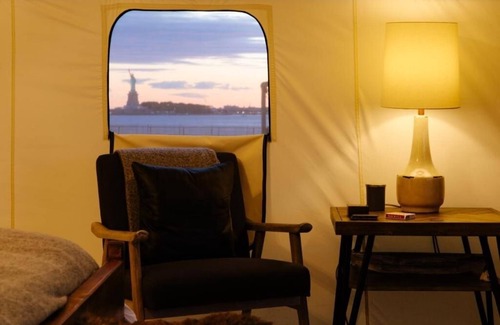 Manhattan Hotel | Collective Governors | Voyager Waterfront Tent | Waterfront & Firepit Fun