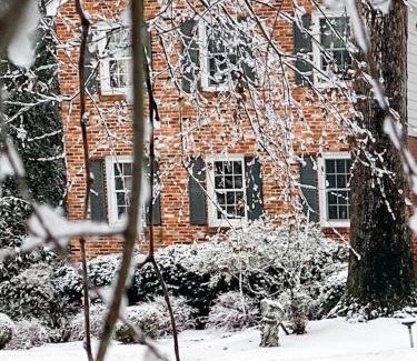 Williamsburg Bed & Breakfast | Colonial Gardens B & B