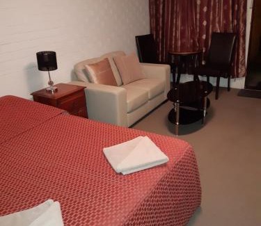 East Tamworth Hotel | Colonial Inn Motel