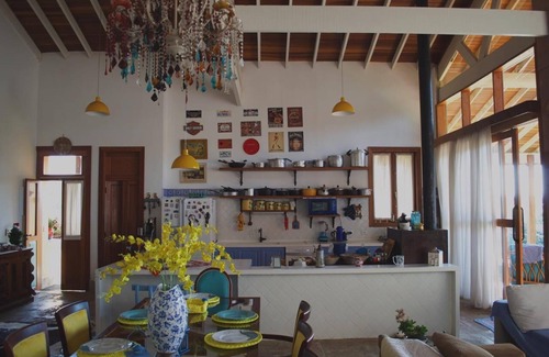 Atibaia House | Colonial mansion in gated community facing the woods