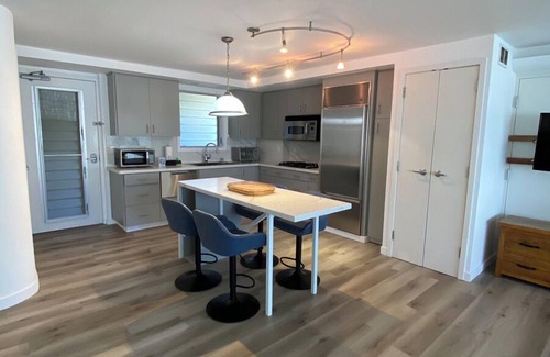 Diamond Head - Kapahulu - St. Louis Condo | Colony Surf. Peaceful 1BD Oceanfront Ocean and Diamond Head View! (CS5)