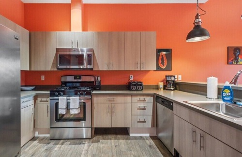 Belmont Hotel | Colorful 2BR/2BA w/King Bed, Local Art + Secure Parking