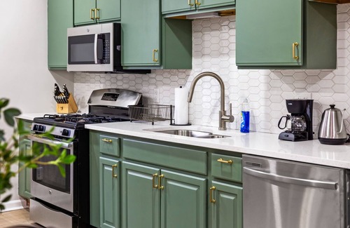 Pittsburgh House | Colorful 5BR 3BA in Oakland, near Pitt & CMU