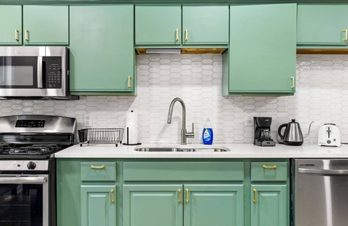 Pittsburgh House | Colorful 5BR 3BA in Oakland, near Pitt & CMU