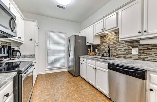 Highlands - Perkins House | Colorful Baton Rouge Home: Deck, Grill & Fire Pit