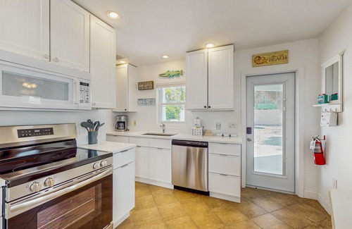 Anna Maria Cabin | Colorful beach cottage w/heated private pool & grill area - dog-friendly