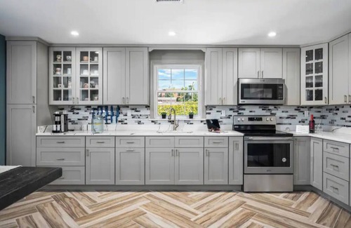 South Side Apartment | Colorful, Comfy & Modern - Close to NYC - Parking!