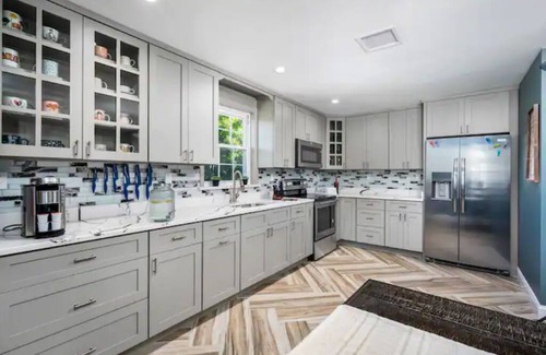 South Side Apartment | Colorful, Comfy & Modern - Close to NYC - Parking!