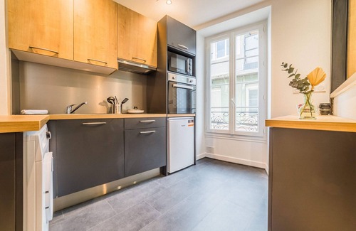 Brive-la-Gaillarde Apartment | Colorful Contemporary Apartment