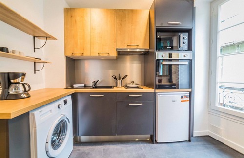 Brive-la-Gaillarde Apartment | Colorful Contemporary Apartment