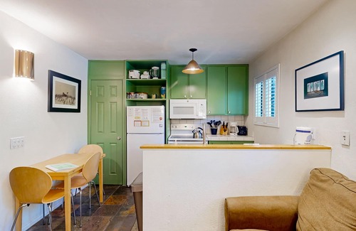 Mammoth Lakes Condo | Colorful Condo with Shared Pool & Hot Tub - Two Miles from Eagle Lodge