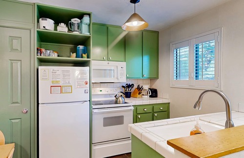 Mammoth Lakes Condo | Colorful Condo with Shared Pool & Hot Tub - Two Miles from Eagle Lodge