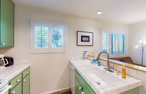 Mammoth Lakes Condo | Colorful Condo with Shared Pool & Hot Tub - Two Miles from Eagle Lodge
