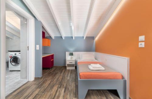 Petaloudes Apartment | Colorful House (Attic)