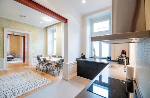 Erzsebetvaros Apartment | Colorful Modern Luxury Apartment