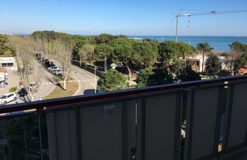 Caorle Apartment | Colourful modern studio by the sea