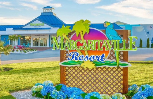 Hyannis Condo | Columbus Day Weekend Special! 1050.00 plus VRBO fee-FINS UP!" Family Resort!
