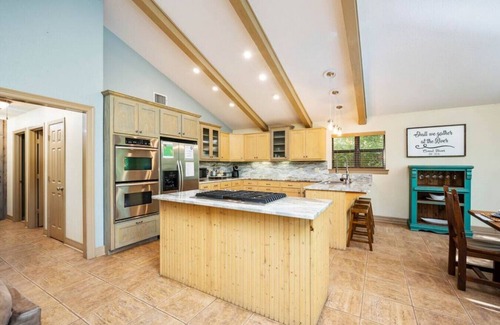 New Braunfels House | Comal Haus*Private Comal River Access*Accommodates 20+*2 blocks to Downtown NBTX
