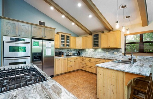New Braunfels House | Comal Haus*Private Comal River Access*Accommodates 20+*2 blocks to Downtown NBTX