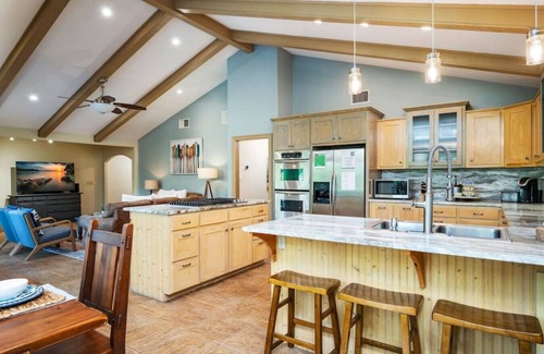 New Braunfels House | Comal Haus*Private Comal River Access*Accommodates 20+*2 blocks to Downtown NBTX