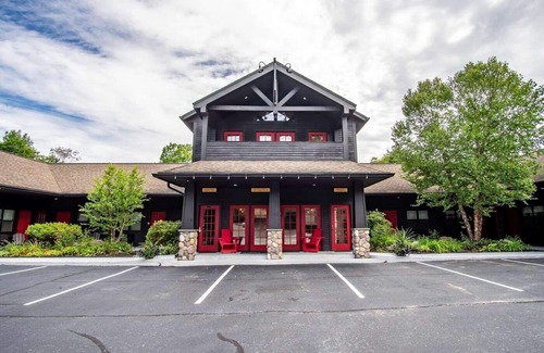 North Creek Condo | Come stay at the Alpine Lodge!