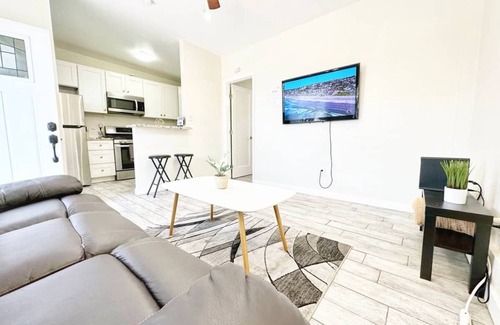 Lincoln Acres Apartment | Come stay in the serene neighborhood of Southcrest