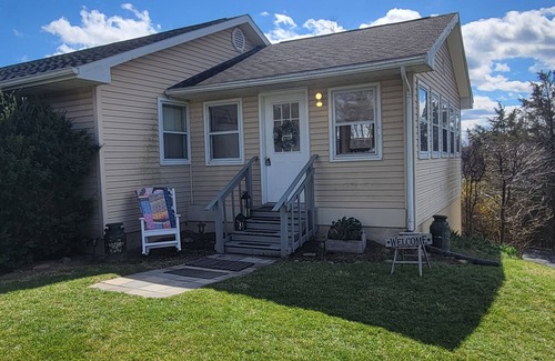 New Market House | Come view the foliage of the Shenandoah Valley. Mt. Views. Pool table, ping pong