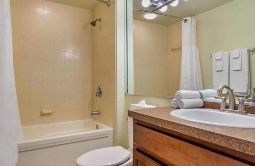 West Kissimmee Hotel | Comfort and Convenience! Full Kitchen, Swimming Pool, Free Shuttle!