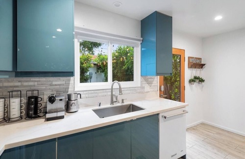 West Los Angeles House | Comfort and Convenience in Brentwood 90049