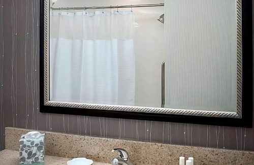 Newark Resort | Comfort and Convenience! Free Onsite Parking, Pets Allowed, Free Pool
