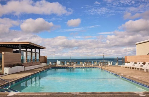 Silver Beach House | Comfort and Great Service! Minutes to Nobska Lighthouse! Onsite Parking!