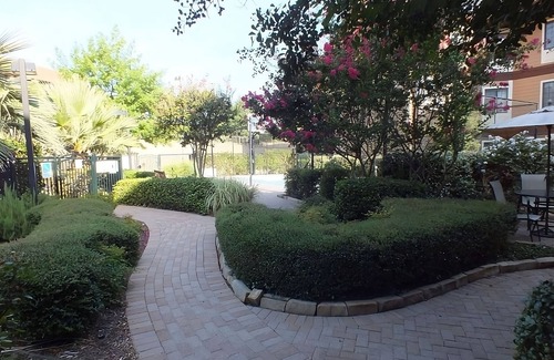 Las Colinas Apartment | Comfort & Convenience! 3 Spacious Units w/Kitchen! Onsite Parking & Breakfast!
