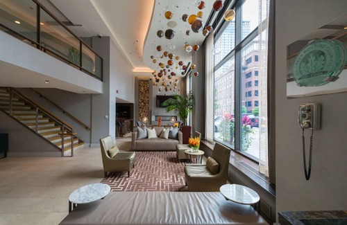 Near North Side Hotel | Comfort & Convenience! Steps to River North Spots, Pets Allowed!