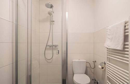 Loerrach Apartment | Comfort Dreibettzimmer mit Dusche und WC