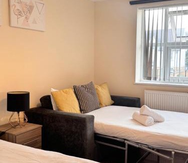Stanwell House | Comfort Heathrow Stay 5 Mins to the Terminal