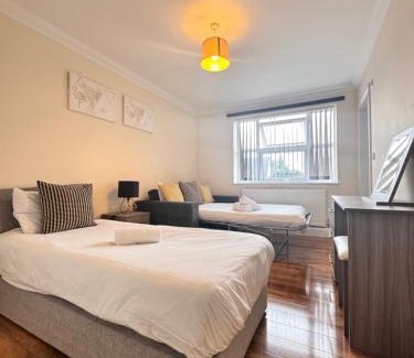 Stanwell House | Comfort Heathrow Stay 5 Mins to the Terminal