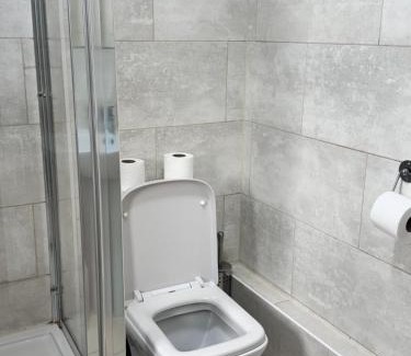Stanwell House | Comfort Heathrow Stay 5 Mins to the Terminal