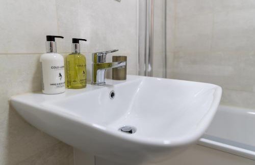 Stanwell House | Comfort Heathrow Stay 5 Mins to the Terminal