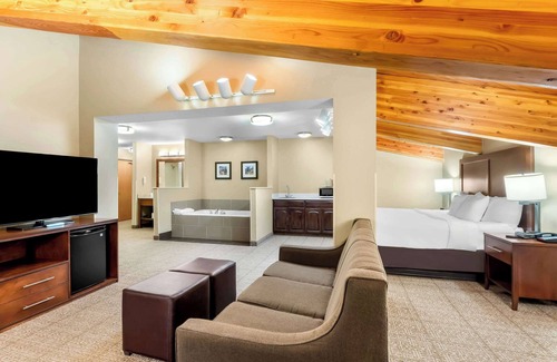 Laramie Hotel | Comfort Inn & Suites Near University of Wyoming