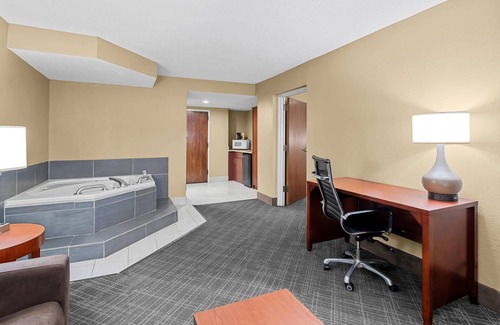Highlands - Perkins Hotel | Comfort Inn University Area