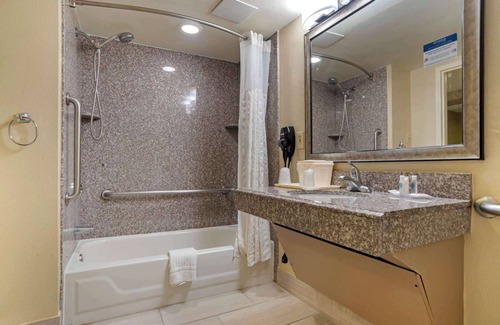 Highlands - Perkins Hotel | Comfort Inn University Area